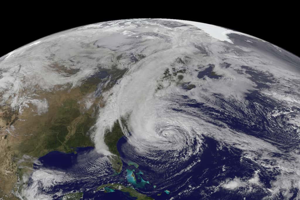 La saison cyclonique 2012 aura marqué les esprits avec l'ouragan Sandy (ici en photo satellite prise le 28 octobre 2012). Il a frappé toute la côte est des États-Unis. La saison 2013 sera, d'après les prévisions, au moins aussi active que l'année dernière. Faut-il se préparer à un « Sandy bis » ? © NOAA