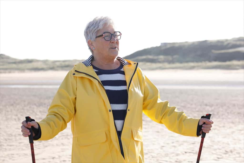 Françoise expérimente l’activité physique comme traitement de sa BPCO. Parce que, selon les experts de Sanofi, les patients atteints détiennent une partie de la réponse à leur maladie. Même si la prise en charge est assez lourde et que de gros efforts leur sont demandés, ils doivent arrêter de se sentir coupables ou défaitistes et entrer plutôt dans une boucle vertueuse qui les aidera à aller mieux. © Pierre-Olivier, Capa Pictures