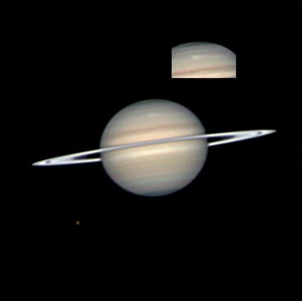 Le 22 mars 2010, l'astronome amateur Anthony Wesley réalisait cette image de la nouvelle tempête sur Saturne et l'envoyait aux scientifiques de la mission Cassini. Crédit A. Wesley
