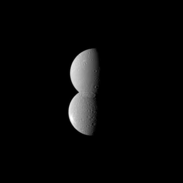 Cette surprenante image des satellites Dioné et Rhéa semblant se chevaucher a été prise le 27 juillet dernier par la sonde Cassini. Crédit Nasa/JPL/Space Science Institute