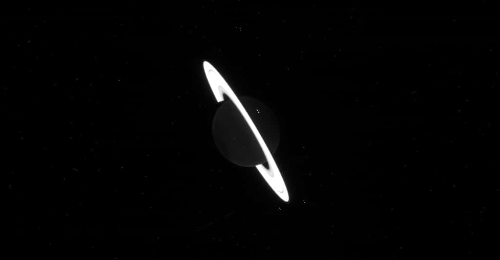 Sur ce cliché, Saturne semble presque avoir disparu derrière ses anneaux. © JWST, JWSTFeed