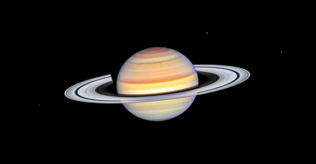 Cette image a été renvoyée par le télescope spatial Hubble alors que Saturne se trouvait à 1,37 milliard de kilomètres de notre Terre. Dans les anneaux, des ombres mystérieuses que les astronomes appellent « spokes ». © Nasa, ESA, STScI, Amy Simon (Nasa-GSFC)