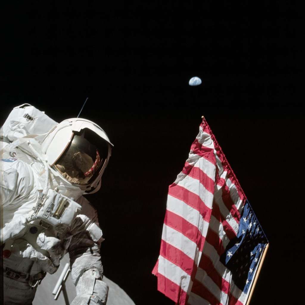 Harrison « Jack » Schmitt à côté du drapeau américain qui, selon les images renvoyées par le <em>Lunar Reconnaissance Orbiter</em> (LRO), « flottait » toujours à la suface de la Lune en 2011. © Nasa