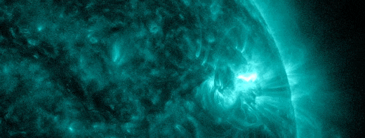 Le flash ultraviolet de l’éruption a été enregistré par le <em>Solar Dynamics Observatory</em> (SDO) de la Nasa. © SDO, Nasa