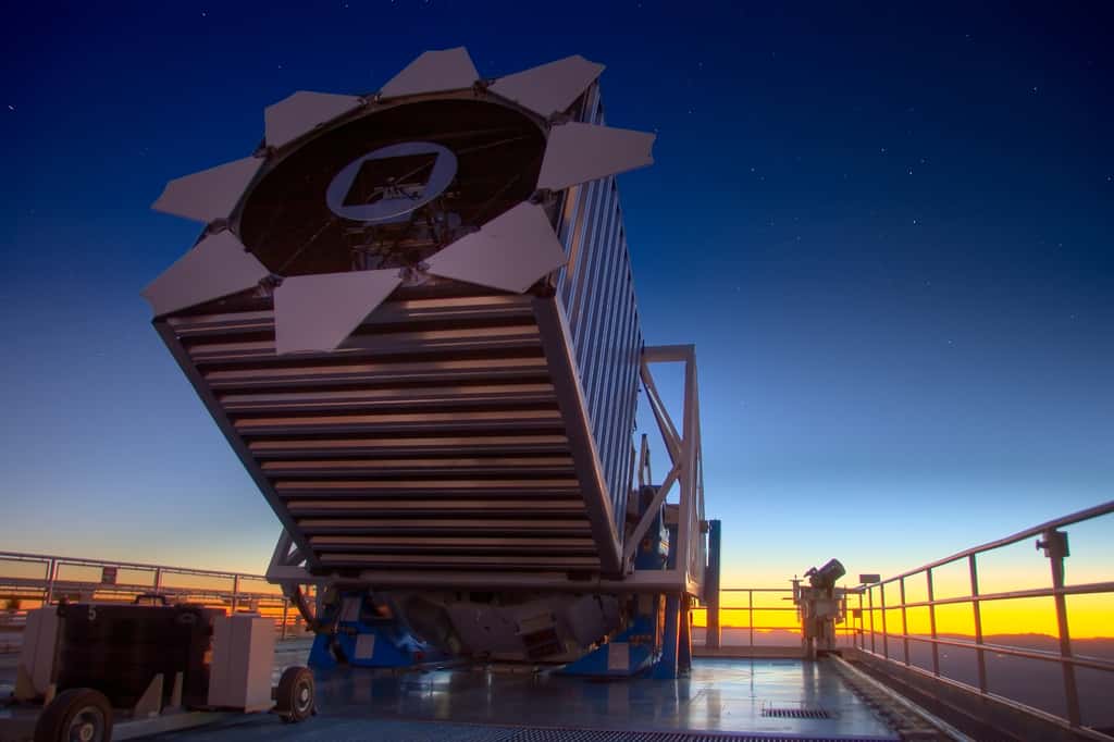 Une vue du télescope employé pour faire le Sloan Digital Sky Survey (SDSS). © David Kirby
