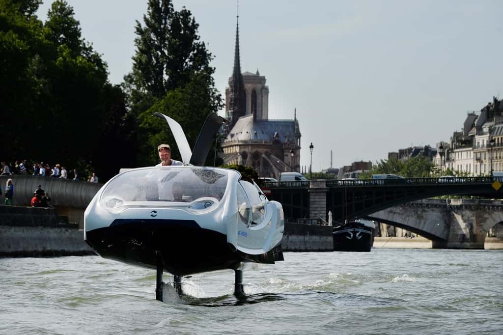 Le bateau électrique « volant » SeaBubbles d’Alain Thébault. © SeaBubbles