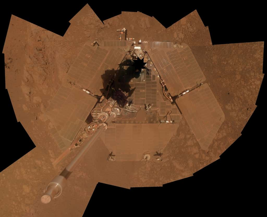 Autoportrait du rover Opportunity capturé entre le 3 et le 6 janvier 2014, presque dix ans jour pour après son arrivée sur Mars, avec sa caméra panoramique (PanCam). On y voit la poussière accumulée sur ses panneaux solaires en raison des vents qui balayent constamment la Planète rouge. © Nasa, JPL-Caltech, université Cornell, université d’État de l’Arizona