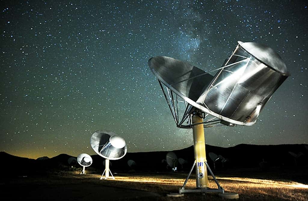 Une vue du <em>Allen Telescope Array</em> (ATA), avec la Voie lactée en toile de fond. © SETI Institute