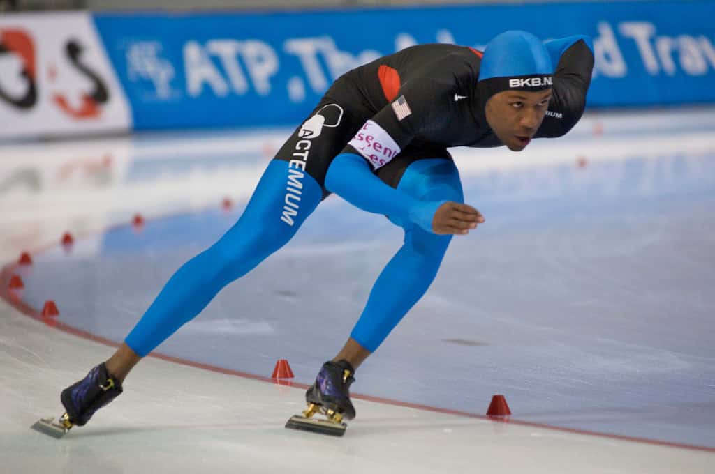 Shani Davis est double champion olympique de patinage de vitesse, spécialiste du 1.000 et du 1.500 m. Il concourait aujourd’hui sur 500 m avec la fameuse combinaison… mais n’a pas remporté de médaille pour autant ! © Onnoweb, Flickr, cc by nd 2.0