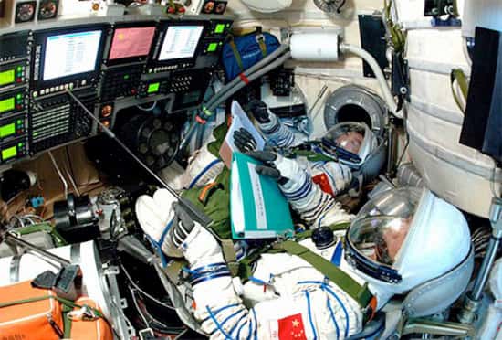 Finalement, tous les clignotants sont au vert dans le module Tiangong-1. La préparation de la mission d'un premier équipage pour le rejoindre se poursuit donc. Le lancement est prévu cet été. © Centre d'informations Internet de Chine