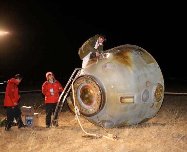 La capsule Shenzhou-8 quelques instants après son retour d’orbite. Après cette mission, la Chine dispose de toutes les technologies nécessaires pour la construction d’une station spatiale. © Xinhua