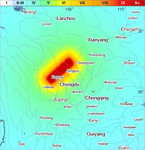 Carte de l'intensité du séisme. En rouge, la zone la plus affectée. L'intensité va en décroissant du rouge au bleu. La couleur bleue indiquant l'absence de destruction et le rouge des dommages très importants. Crédit : USGS