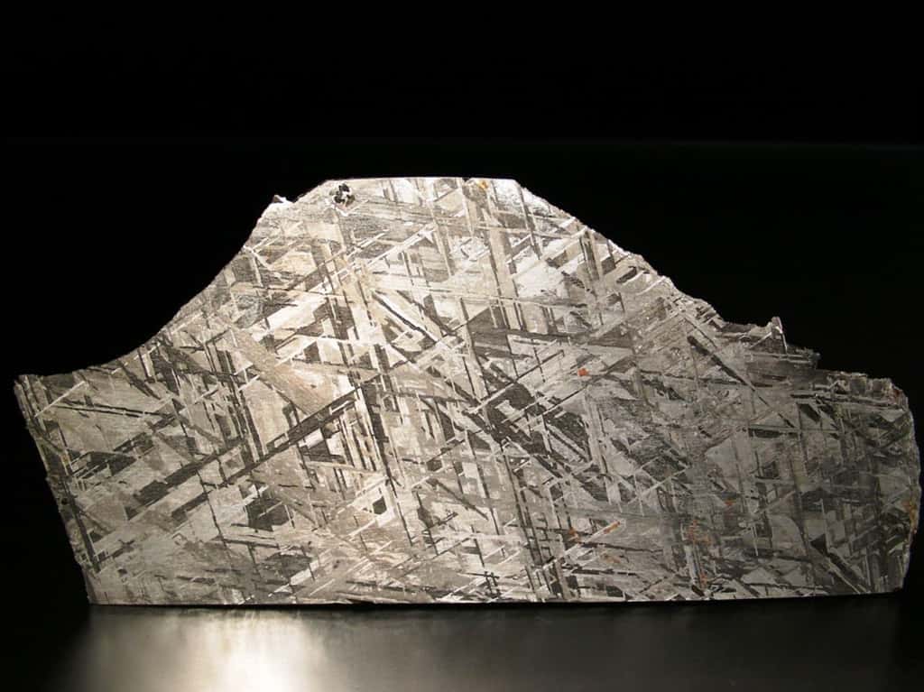 On voit sur cette image une coupe de la météorite Gibeon, une sidérite octaédrite classée IV A et trouvée en Namibie en 1836. La belle structure de ses figures de Widmanstätten et son excellent état de conservation en font la météorite la plus utilisée en bijouterie. Elle est surtout très précieuse pour les géologues car elle donne des indices sur l'aspect du noyau de la Terre, en fer et en nickel. Ces météorites pourraient être des vestiges des noyaux de petites planètes. © L. Carion, carionmineraux.com