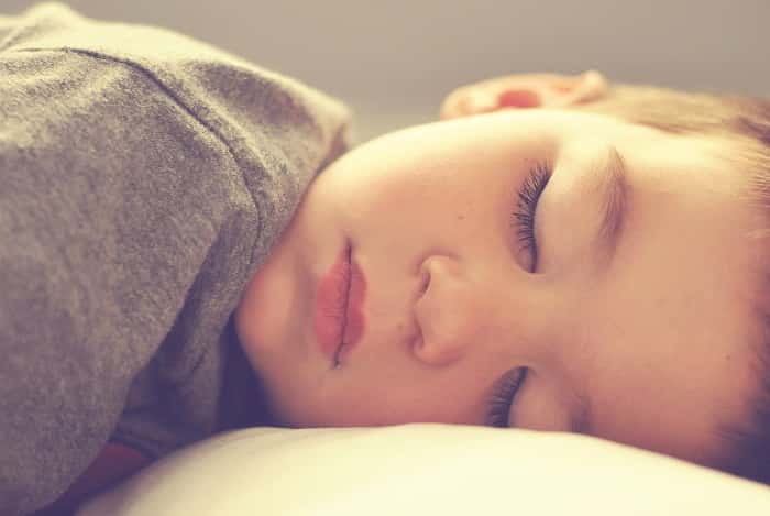Les jeunes enfants ont besoin de dormir entre 11 h et 13 h par jour. Leur sommeil est un facteur essentiel à leur épanouissement. © demandaj, Flickr, cc by nc sa 2.0