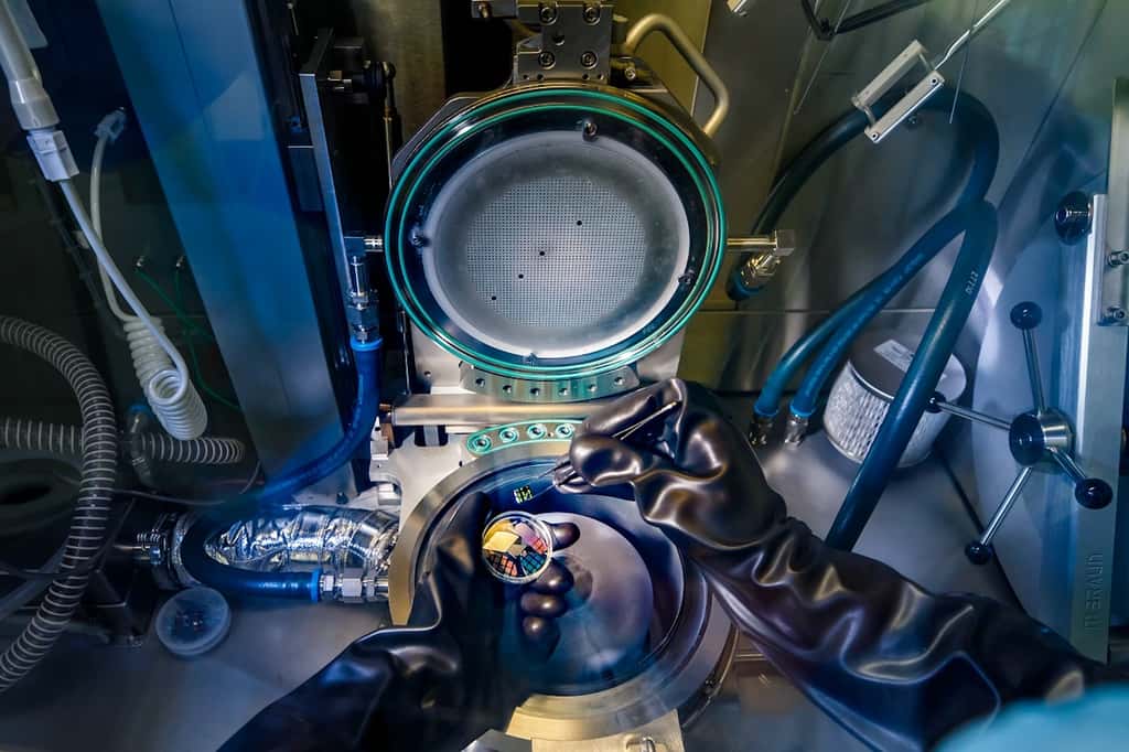 C’est par épitaxie en phase vapeur aux organométalliques, à l’intérieur de cette machine, que les chercheurs de l’université de technologie d’Eindhoven (Pays-Bas) ont fabriqué leur alliage à structure hexagonale à base de germanium et de silicium. © Nando Harmsen, Université de technologie d’Eindhoven