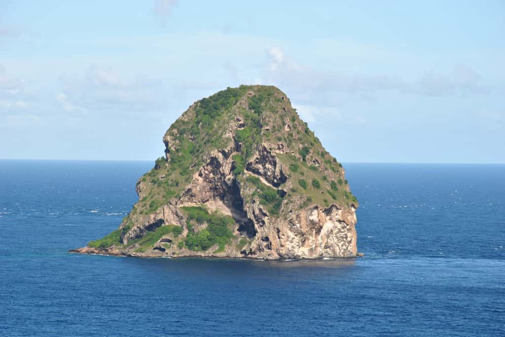 Le rocher du Diamant : un des meilleurs spots de plongée de Martinique. © Laet77380, Wikimedia Commons, CC by-sa 4.0