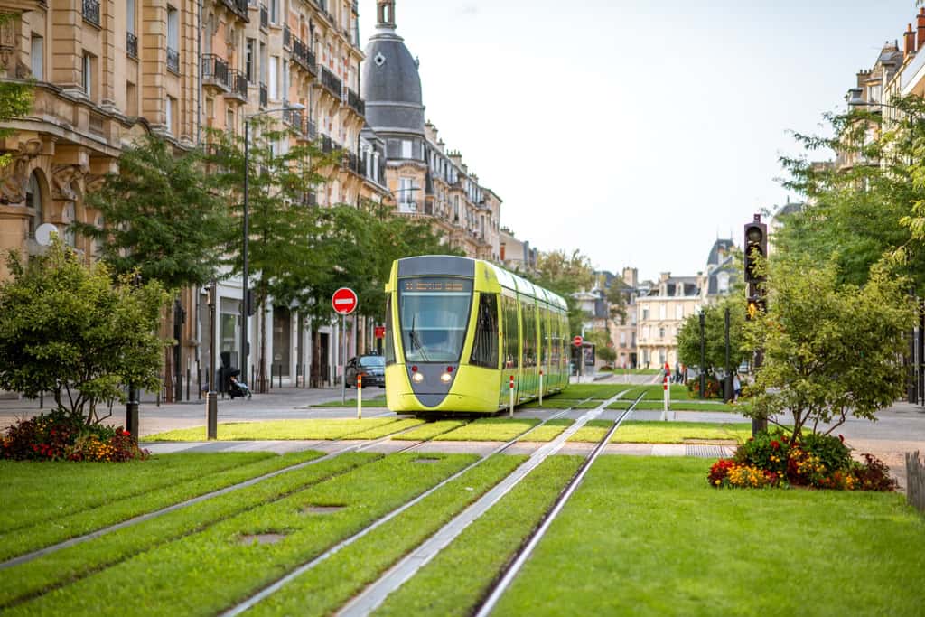 Faciliter la mobilité urbaine, créer des coulées vertes, comme ici, à Reims, au cœur de l'espace urbain. © rh2010, Adobe Stock