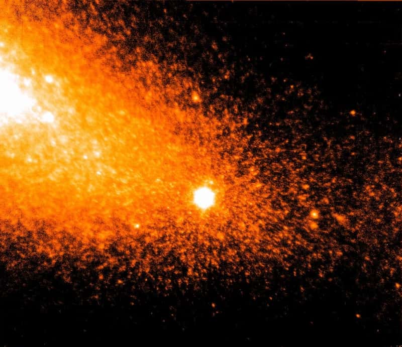 Équipés de l’instrument NIRC2 et de l’optique adaptative, les télescopes de dix mètres de diamètre de l’observatoire Keck offrent des images précises de la supernova qui a explosé le 21 janvier 2014 dans la galaxie voisine M82. Les chercheurs espèrent pouvoir préciser quel était le progéniteur de SN 2014J. © Caltech, UH