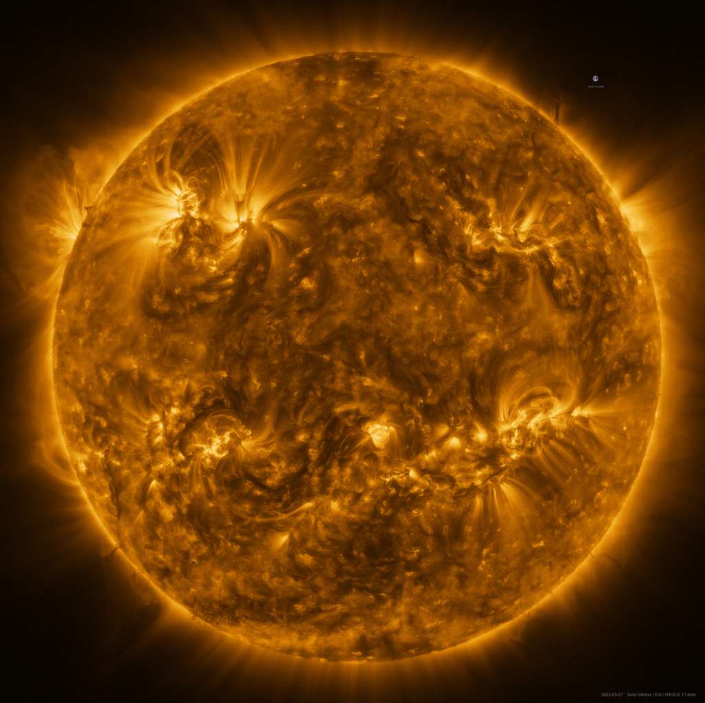 Sur cette image prise par l’<em>Extreme Ultraviolet Imager</em> (EUI) de Solar Orbiter, on peut voir quelques protubérances susceptibles d’exploser en projetant d’énormes quantités de gaz coronal dans l’espace et créant des tempêtes solaires. On aperçoit aussi notre bonne vieille Terre… (<a href="https://www.esa.int/var/esa/storage/images/esa_multimedia/images/2022/03/the_sun_in_high_resolution/24010613-1-eng-GB/The_Sun_in_high_resolution.jpg" target="_blank">téléchargez l'image en haute résolution</a> pour la parcourir et zoomer dedans en plein écran) © ESA & Nasa, Solar Orbiter, EUI team ; Data processing : E. Kraaikamp (ROB)