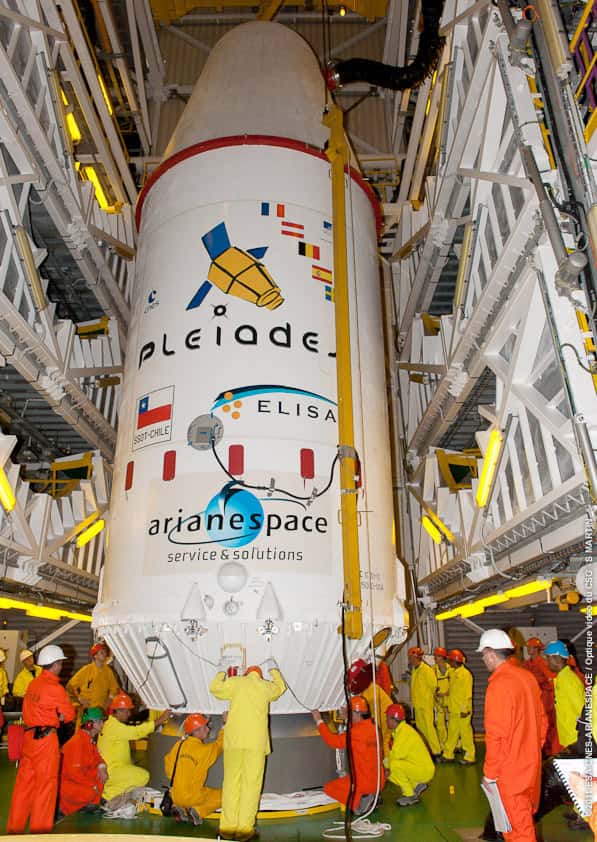 La coiffe du lanceur décorée des couleurs des satellites logés à l'intérieur. © Esa/Cnes/Arianespace-Service Optique CSG