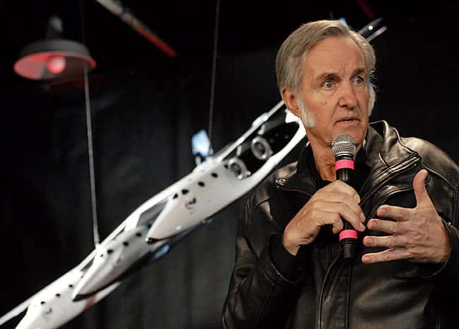 Burt Rutan, créateur d'avions, présente SpaceShip Two. Crédit : Virgin Galactic