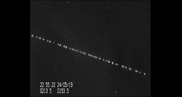 Capture d'écran de la traînée des 60 satellites Starlink de SpaceX, filmée le 24 mai 2019 par l'astronome néerlandais Marco Langbroek. Aujourd'hui, il est de plus en plus courant d'en voir, au point de changer notre rapport au ciel ? © Marco Langbroek, AFP