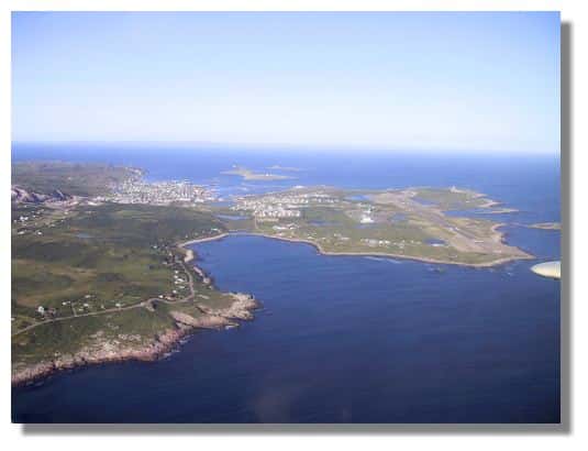 Vue aérienne de la partie habitée de l'île de St-Pierre © C. Marciniak