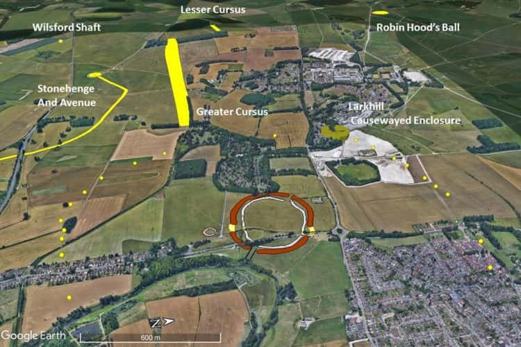 La disposition des excavations (points jaunes) ne semble pas être due au hasard et le circuit qu'elles forment étonne les archéologues. © Université de St Andrews