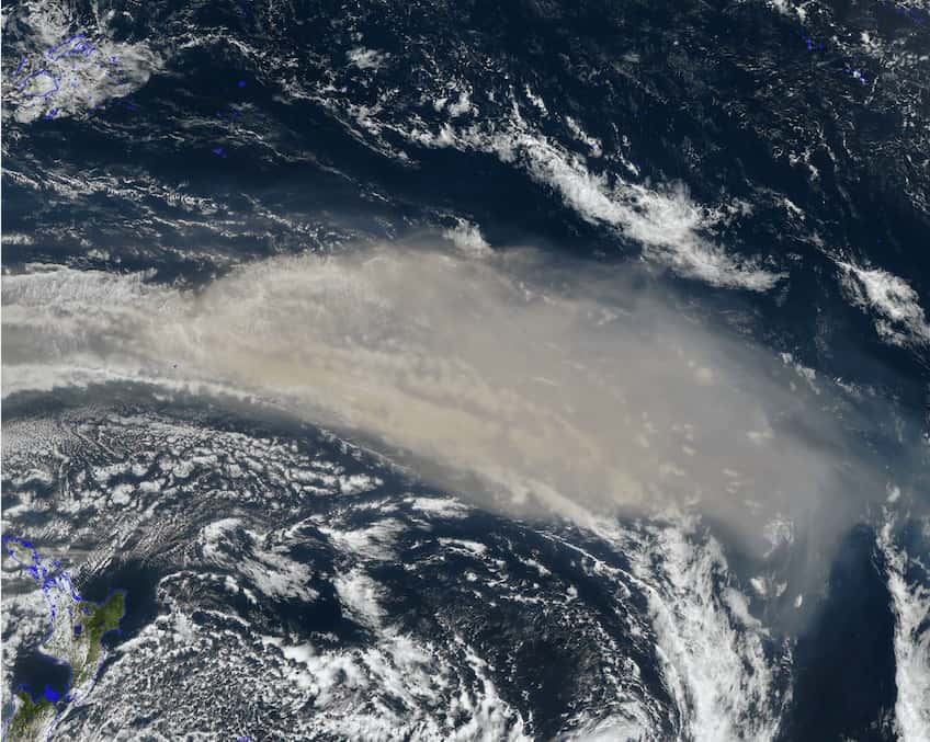 Un énorme panache de fumée – ici vu au nord de la Nouvelle-Zélande le 6 janvier 2020 – issu des incendies en Australie a atteint la stratosphère. Il s’est élevé à quelque 31 kilomètres d’altitude. © <em>PyroCB blog</em>, <em>Space science and engineering center</em>, Université du Wisconsin