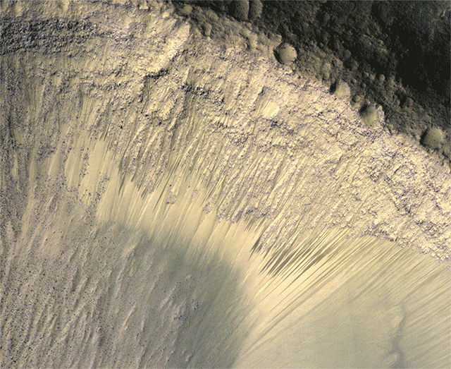 De drôles de stries capturées par HiRISE en 2013, près de l’équateur martien. © Nasa, JPL-Caltech, Université de l’Arizona