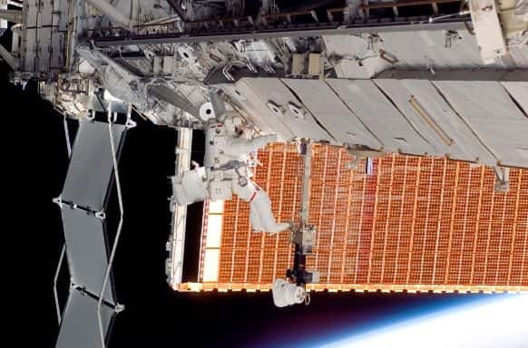 Installation du nouveau panneau solaire de l'ISS. Crédit NASA.