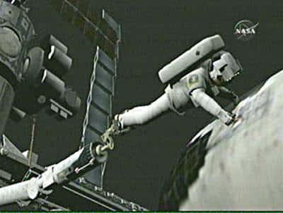 Vue virtuelle d'un astronaute maintenu par le Canadarm procédant à la réparation. Crédit NASA.