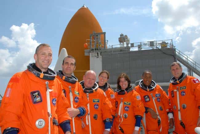 L'équipage du vol STS-118. De gauche à droite : le pilote Charlie Hobaugh, le spécialiste de mission Rick Mastracchio, le commandant Scott Kelly, les spécialistes de mission Tracy Caldwell, Barbara Morgan, Alvin Drew et Dave Williams. Credit: NASA.