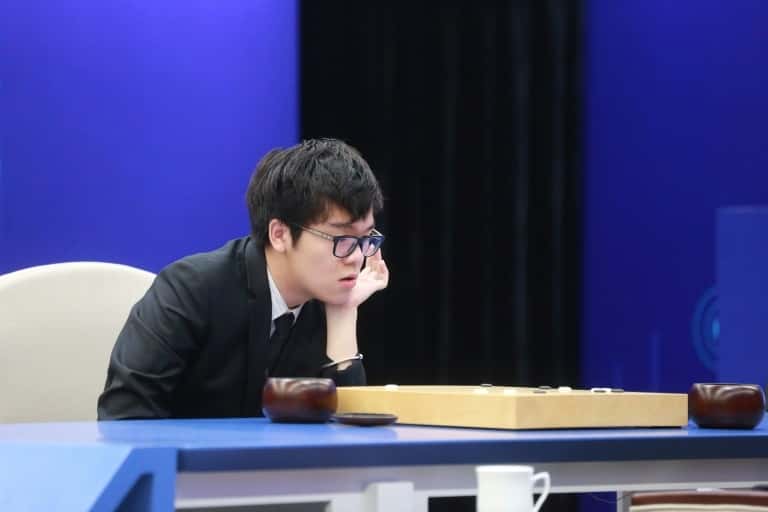 Le champion du monde du jeu de Go chinois, Ke Jie, vaincu par AlphaGo conçu par DeepMind, à Wuzhen, en Chine, le 27 mai 2017. © STR, AFP, Archives