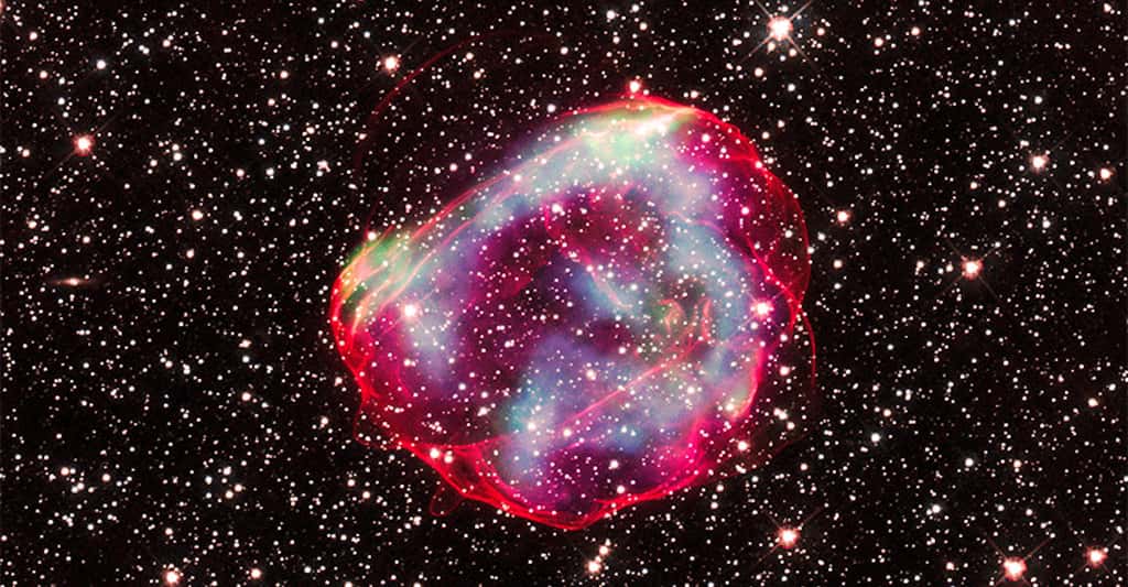 Ces traînées de gaz sont celles laissées par la supernova SNR 0519, dans la galaxie du Grand Nuage de Magellan, voisine de la nôtre. On y devine les coquilles rouges restant de l’étoile naine blanche qui lui a donné naissance. Selon les chercheurs, sa lumière est arrivée jusqu’à notre Terre il y a environ 600 ans. © X-ray : Nasa/CXC/GSFC/B. J. Williams et al. ; Optical : Nasa/ESA/STScI