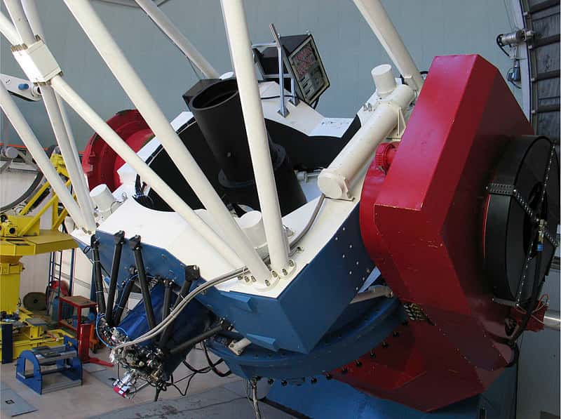 Le télescope de 2,2 m MPG/Eso et sa monture à La Silla, au Chili. En 2010, trois instruments occupent son foyer Cassegrain : l’imageur optique à grand champ WFI (environ 0,5° x 0,5°), le spectrographe échelle Feros couvrant le domaine visible, et Grond, qui permet d’observer simultanément dans sept bandes spectrales en visible et en infrarouge. © Eso, Wikimedia Commons, cc by sa 3.0