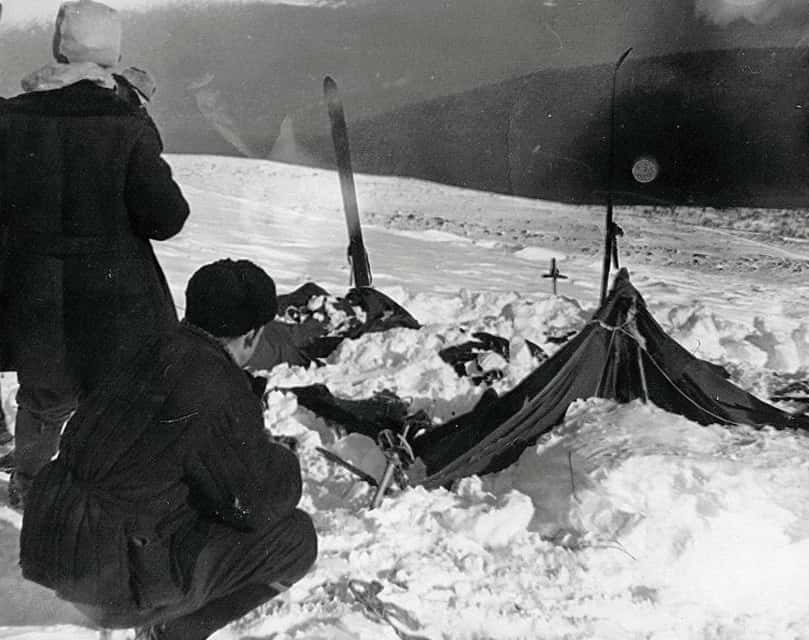 Le 26 février 1959, la tente des randonneurs a été retrouvée dans cet état. Découpée de l’intérieur. © <em>Soviet investigators</em>, Wikipedia, Domaine public