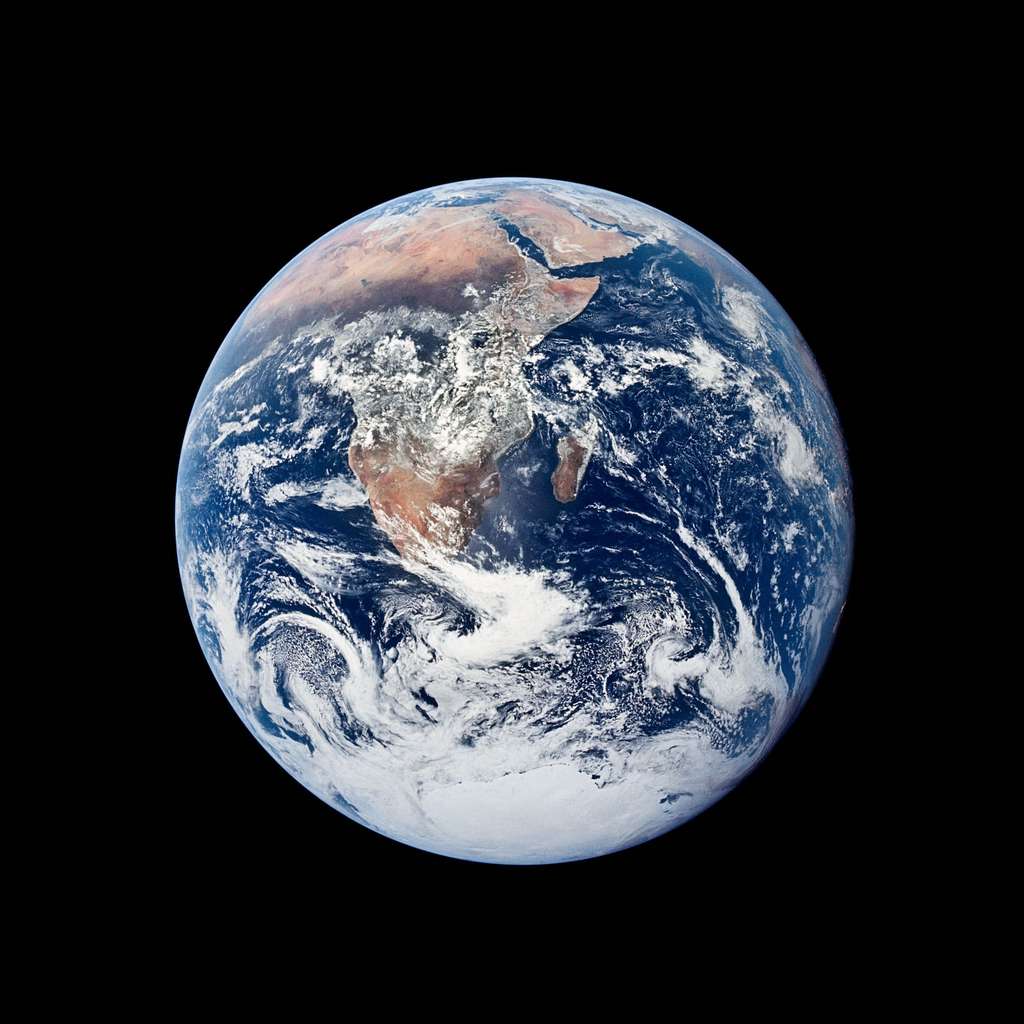 Cette image de la Terre que l’on surnomme <em>« The Blue Marble »</em> a été prise le 7 décembre 1972 alors qu’Apollo 17 était en route pour la Lune. © Nasa