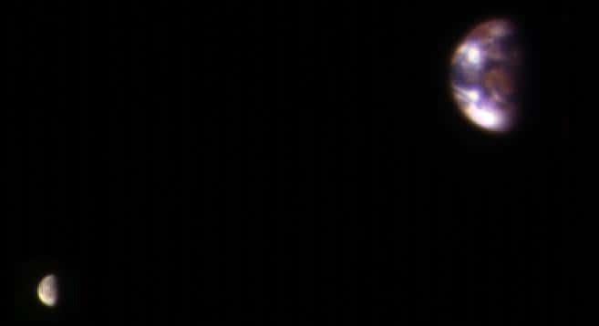 En novembre 2016, pour la seconde fois, HiRISE a immortalisé une vue de la Terre et de la Lune. © Nasa, JPL-Caltech, Université de l’Arizona
