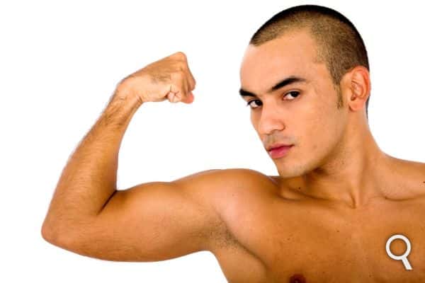 La testostérone est souvent associée à la virilité, caractéristique typiquement masculine. À la cinquantaine, son taux baisse progressivement pour laisser place aux kilos. © Andresr, StockFreeImages.com