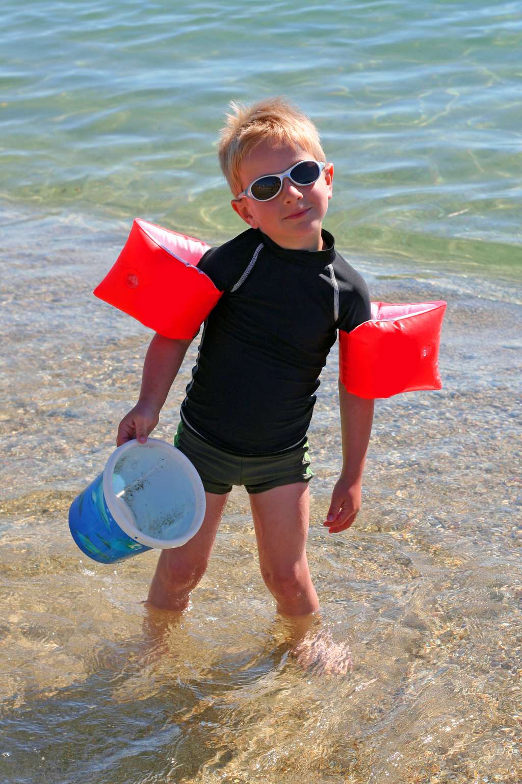 Les vêtements anti-UV peuvent protéger les enfants du soleil. © Fotolia