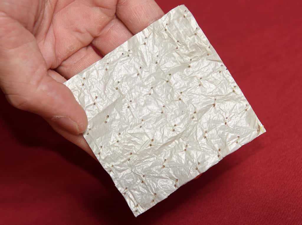 Le matériau développé par les chercheurs de Stanford est basé sur un film polyéthylène utilisé dans la fabrication des batteries. Il a été traité chimiquement pour favoriser l'évacuation de la transpiration et du rayonnement infrarouge. © <em>Stanford university </em>