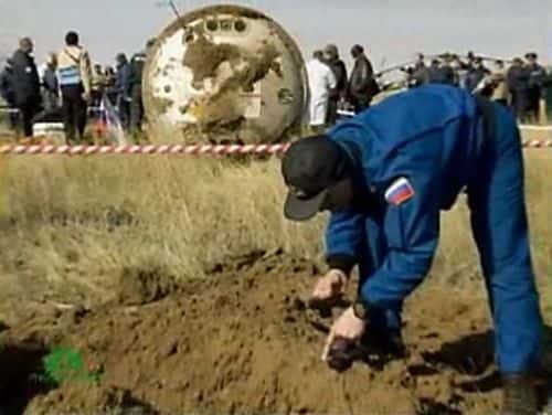 Image de la télévision russe (reprise par MCNBC) montrant un cratère laissé par l’impact de Soyouz. Crédit Nasa