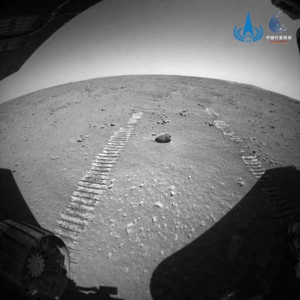 Les traces laissées par le rover Zhurong sur Mars. © CNSA