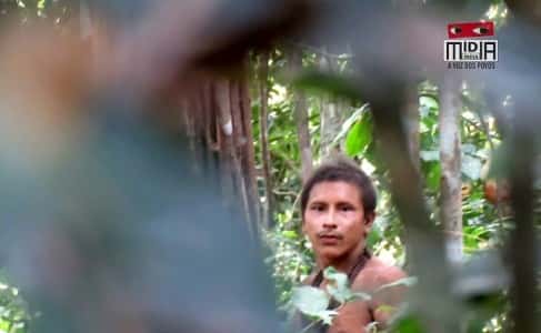 Capture d'écran d'une vidéo tournée en août 2018 par le collectif Midia India montrant un jeune membre d'une tribu isolée dans la forêt amazonienne. © HO, Midia India, AFP