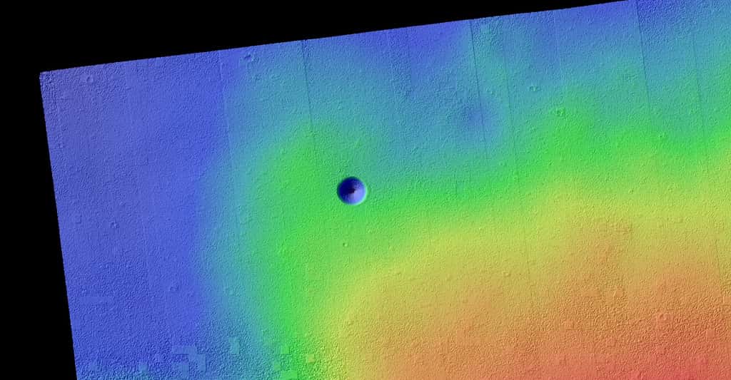 Sur Terre, les trous de lave ressemblent à celui présenté sur la photo du haut. Mais, sur Mars, le trou dans <em>Pavonis Mons</em> s’ouvre au sommet d’un cratère conique comme on le voit sur la photo du bas. © <em>U.S. Geological Survey</em>, Flickr, Domaine public et © USGS, Université de l’Arizona, JPL, Nasa