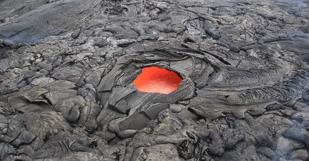 En arrivant en surface le magma devient de la lave qui se solidifie rapidement, donnant naissance à des roches volcaniques. © <em>U.S. Geological Survey</em>, Flickr, domaine public