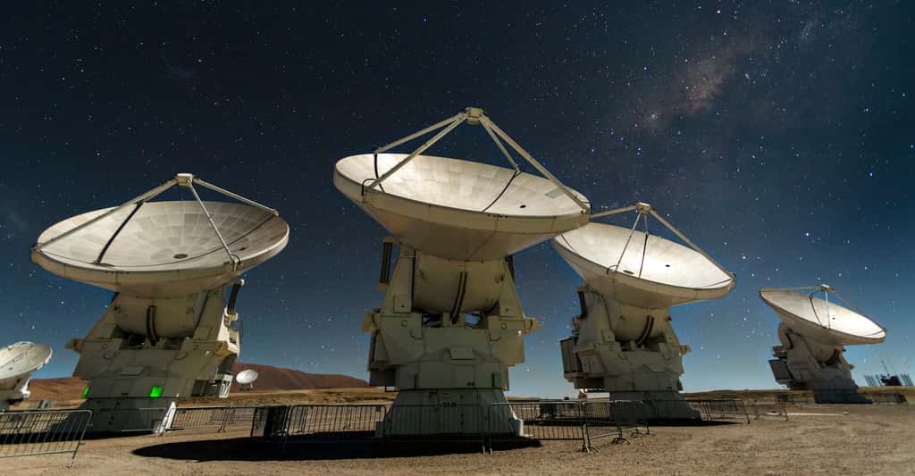 Pour étudier leur nuage de gaz, les chercheurs de l’Observatoire astronomique national du Japon ont exploité les capacités du Grand réseau d’antennes millimétrique/submillimétrique de l’Atacama (Alma) au Chili. © Alma (ESO, NAOJ, NRAO)