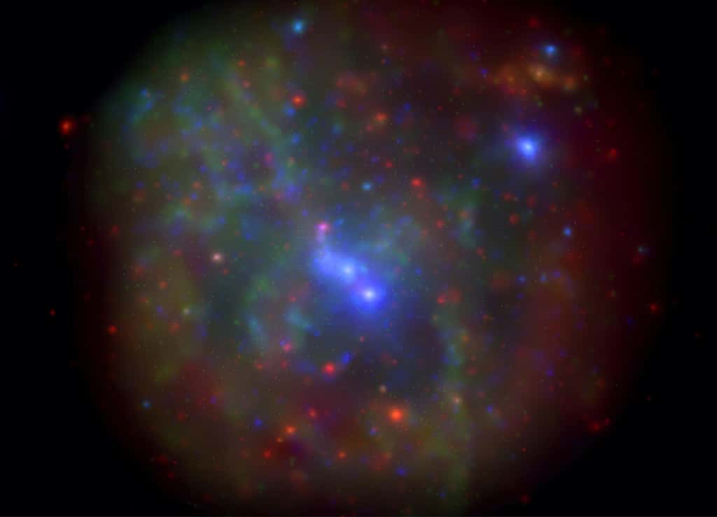 Ici, une image produite grâce aux données en rayons X recueillies par le satellite Swift entre 2006 et 2013. Le trou noir supermassif Sagittarius A* se trouve au centre de l’image. Les rayons X de faible énergie — entre 1.500 et 3.000 électrons-volts — figurent en rouge, ceux de haute énergie — entre 3.000 et 10.000 électrons-volts — en bleu. © N. Degenaar, Swift, Nasa