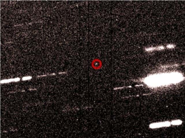 Confirmation de la découverte d'un satellite troyen pour la Terre, 2010 TK7. L'image est une addition de trois poses effectuées au CFHT (le télescope était pointé sur l'astéroïde - point fixe - pendant le déplacement des étoiles visibles sous forme de traits lumineux). © CFHT/C. Veillet